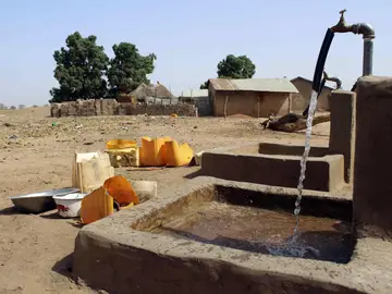 Una fuente en Gambia Una fuente en Gambia