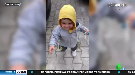 "A más de uno le ha pasado": el vídeo viral del bebé que se equivoca y le da la mano a otro señor que no es su padre "A más de uno le ha pasado": el vídeo viral del bebé que se equivoca y le da la mano a otro señor que no es su padre