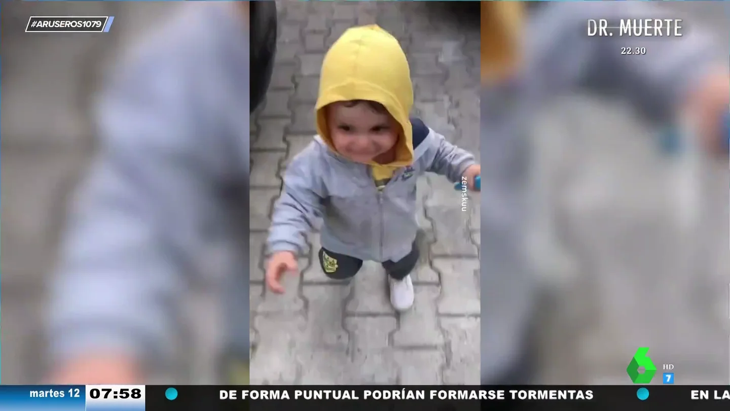 "A más de uno le ha pasado": el vídeo viral del bebé que se equivoca y le da la mano a otro señor que no es su padre "A más de uno le ha pasado": el vídeo viral del bebé que se equivoca y le da la mano a otro señor que no es su padre