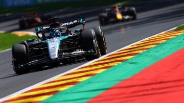 Russell, por delante de Verstappen y de un Ferrari