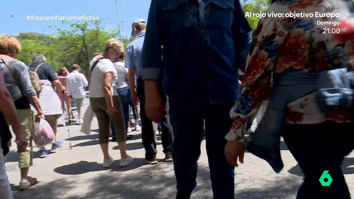 Un vecino de Barcelona afectado por el turismo de masas: "Nosotros no circulamos, esquivamos" Un vecino de Barcelona afectado por el turismo de masas: "Nosotros no circulamos, esquivamos"