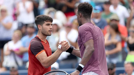 Carlos Alcaraz saluda a Monfils Carlos Alcaraz saluda a Monfils