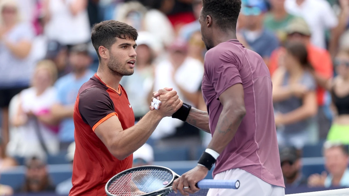 Carlos Alcaraz saluda a Monfils