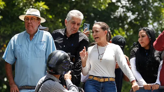 La líder de la oposición venezolana María Corina Machado (d) asiste a una movilización este sábado, en Caracas (Venezuela). La líder de la oposición venezolana María Corina Machado (d) asiste a una movilización este sábado, en Caracas (Venezuela).