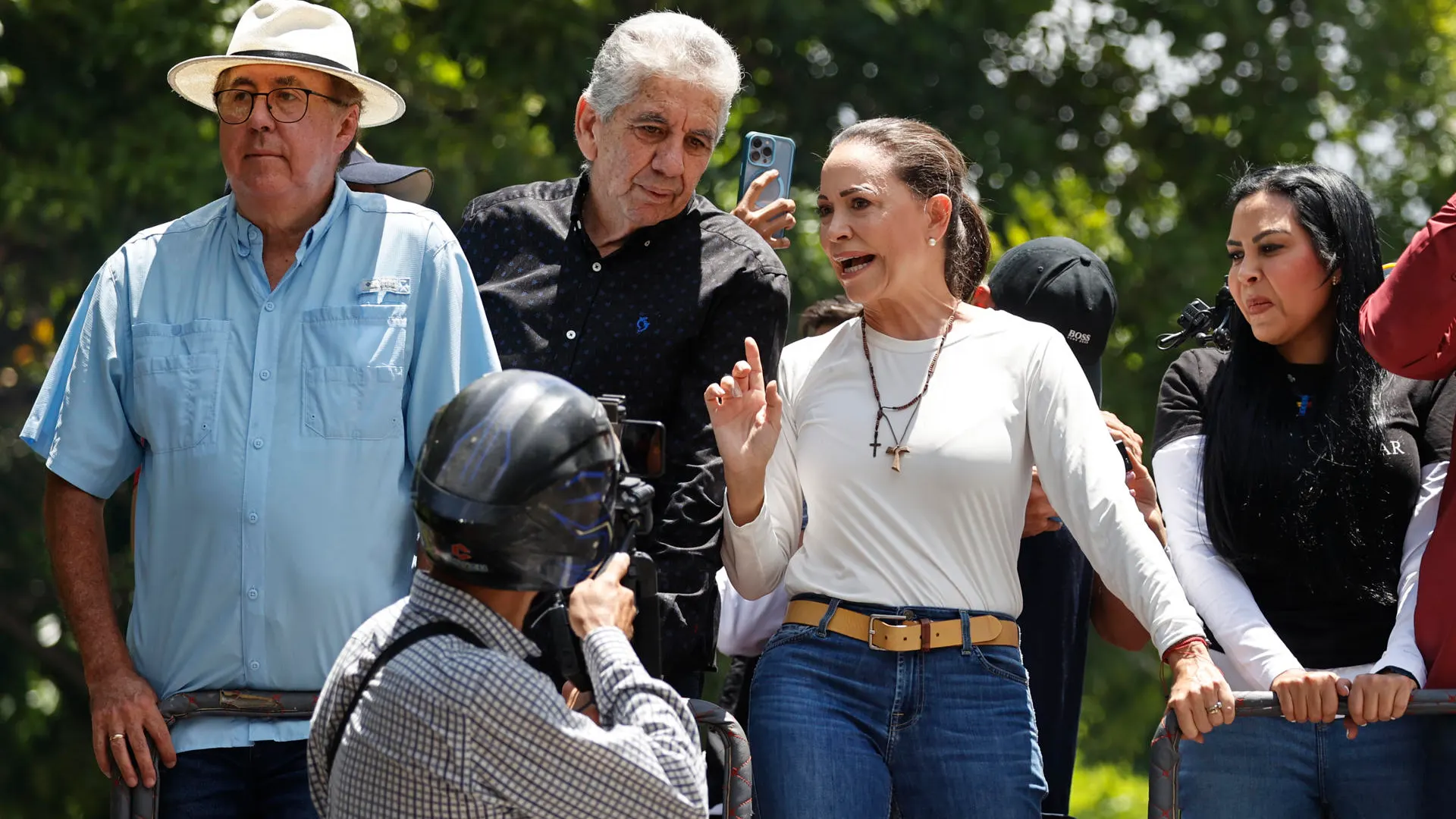 La líder de la oposición venezolana María Corina Machado (d) asiste a una movilización este sábado, en Caracas (Venezuela). 
