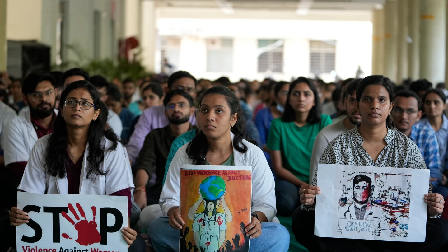 Protestas en la India por la violación y asesinato de una doctora residente mientras trabajaba Protestas en la India por la violación y asesinato de una doctora residente mientras trabajaba