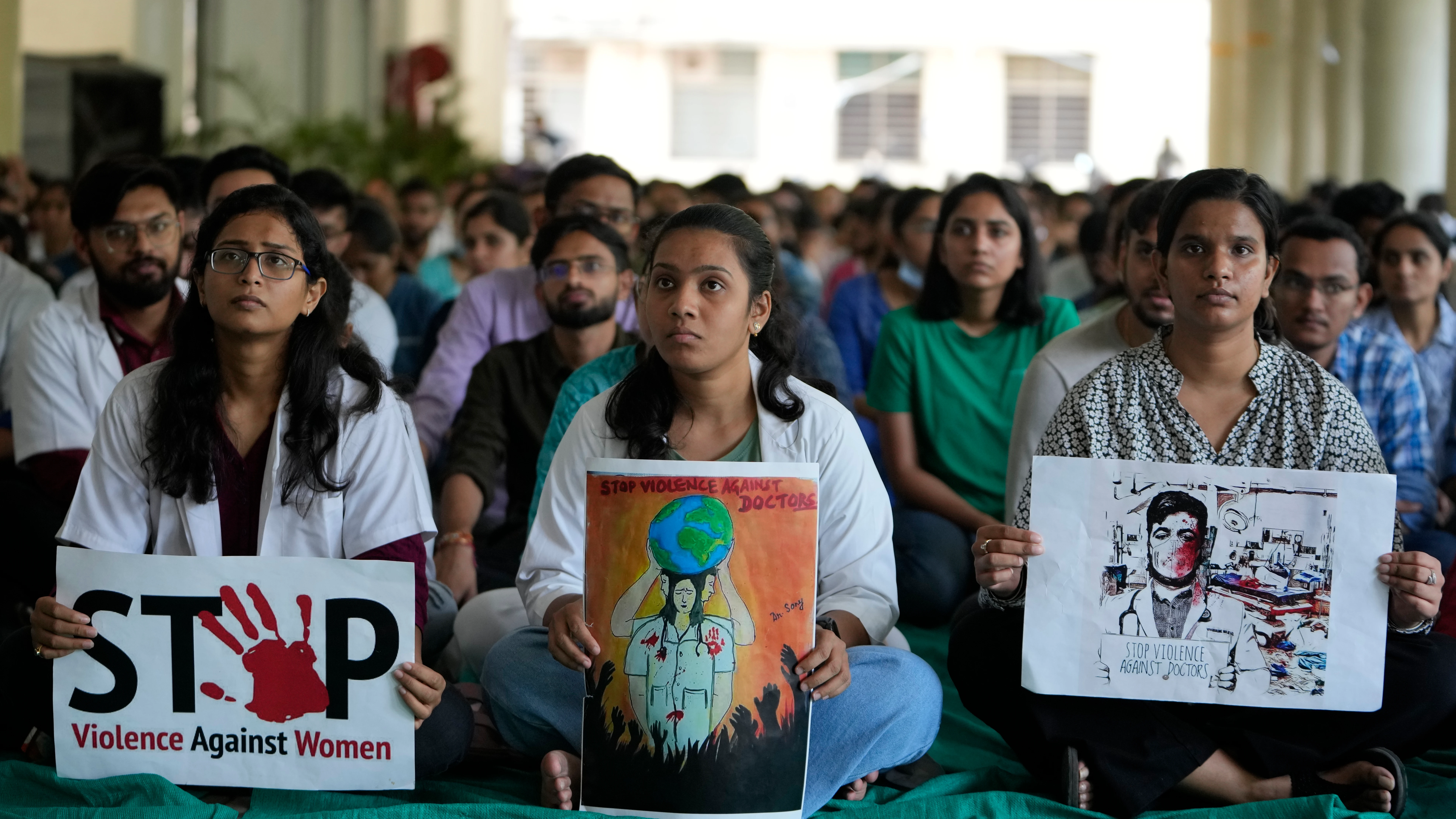 Protestas en la India por la violación y asesinato de una doctora residente mientras trabajaba