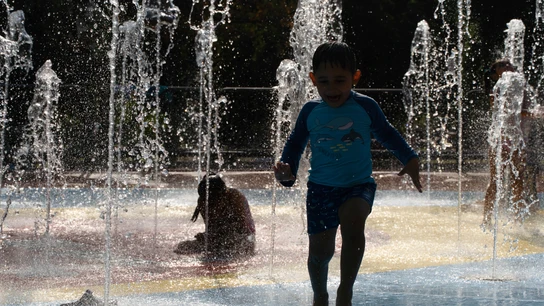 Niños combaten el calor en Santiago de Chile, en una imagen de archivo. Niños combaten el calor en Santiago de Chile, en una imagen de archivo.