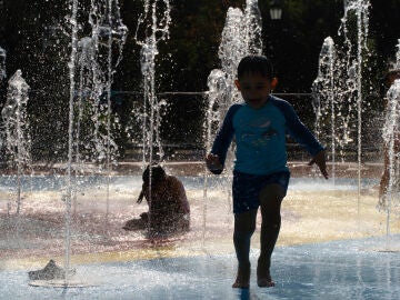 Niños combaten el calor en Santiago de Chile, en una imagen de archivo.