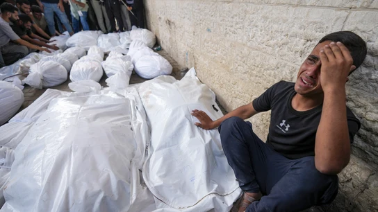 Un hombre palestino llora junto a los cuerpos de las 15 víctimas del ataque de Israel Un hombre palestino llora junto a los cuerpos de las 15 víctimas del ataque de Israel