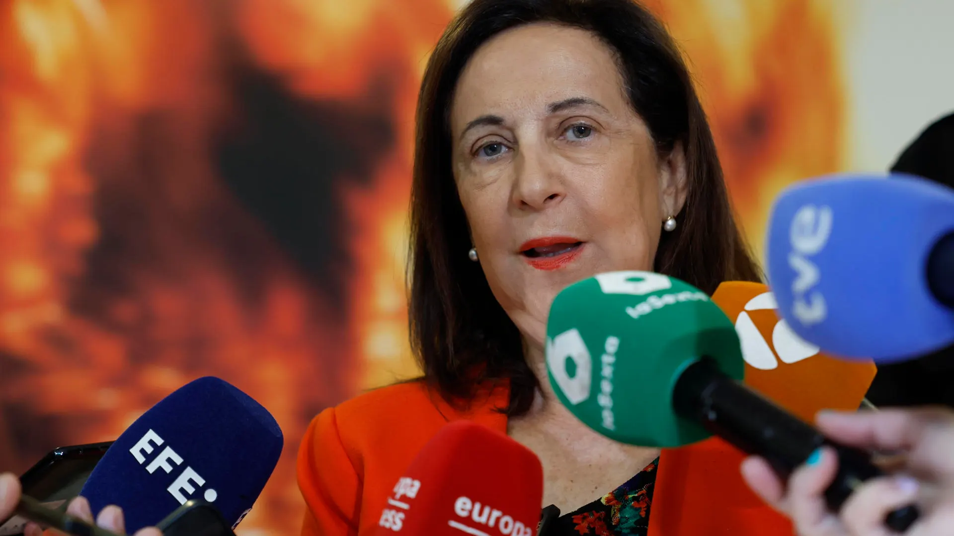 La ministra de Defensa, Margarita Robles, atiende a los medios este sábado en Torrejón de Ardoz (Madrid).
