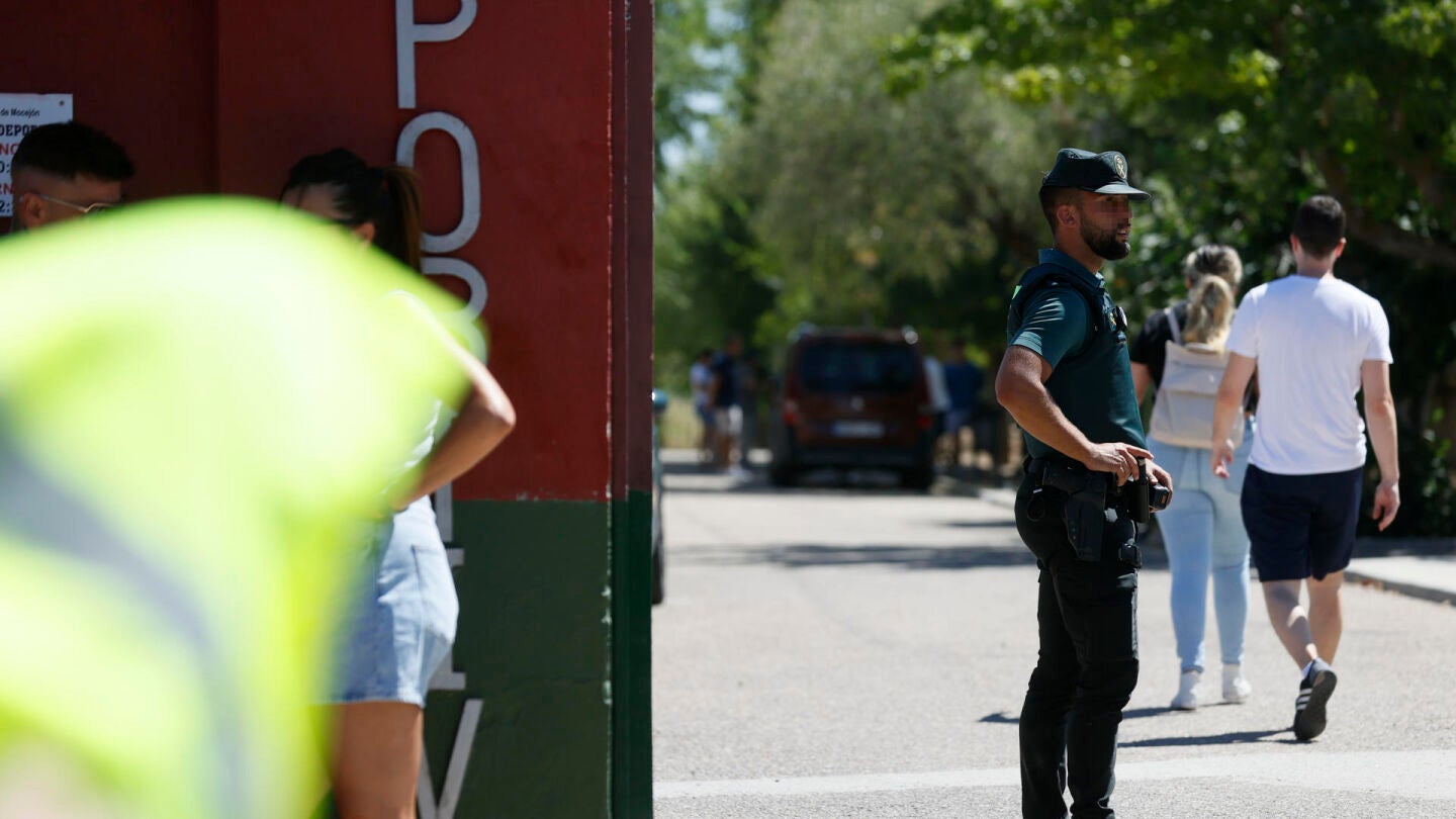 Un agente de la Guardia Civil vigila la entrada al campo de f&uacute;tbol de Mocej&oacute;n (Toledo) donde un ni&ntilde;o de 11 a&ntilde;os ha muerto este domingo tras ser agredido con un objeto punzante. La Guardia Civil ha desplegado un amplio dispositivo para localizar al homicida.