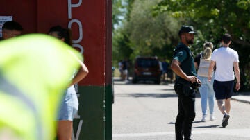 Un agente de la Guardia Civil vigila la entrada al campo de fútbol de Mocejón (Toledo) donde un niño de 11 años ha muerto este domingo tras ser agredido con un objeto punzante. La Guardia Civil ha desplegado un amplio dispositivo para localizar al homicida.