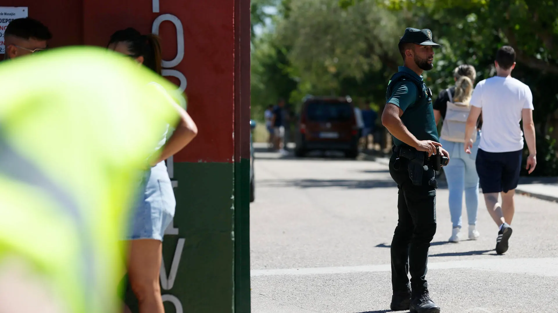 Un agente de la Guardia Civil vigila la entrada al campo de fútbol de Mocejón (Toledo) donde un niño de 11 años ha muerto este domingo tras ser agredido con un objeto punzante. La Guardia Civil ha desplegado un amplio dispositivo para localizar al homicida.