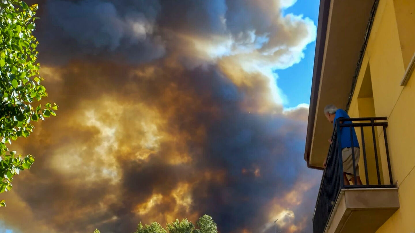 Un vecino de Sejas de Aliste observa el incendio forestal de Trabazos (Zamora)