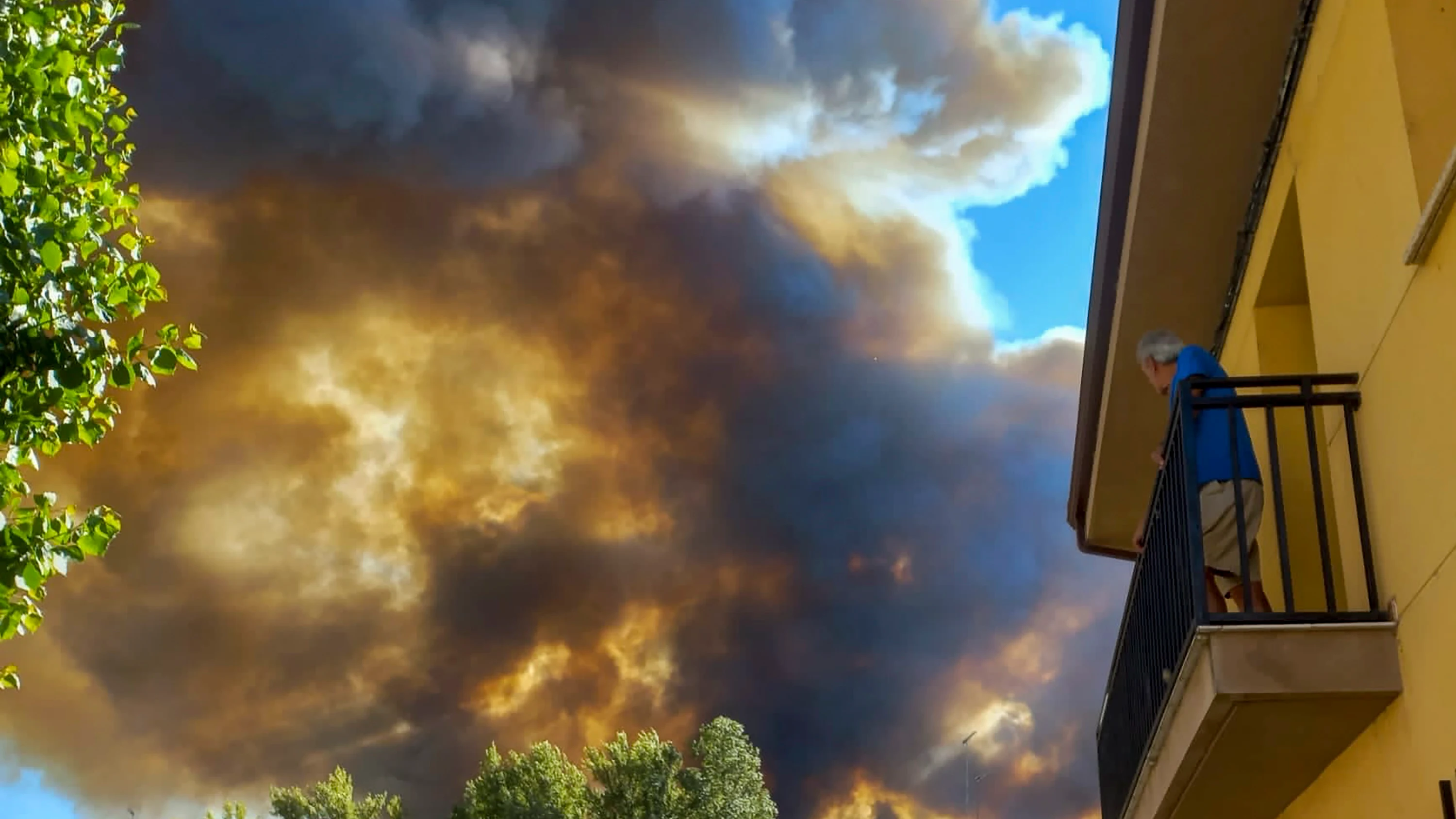 Un vecino de Sejas de Aliste observa el incendio forestal de Trabazos (Zamora)