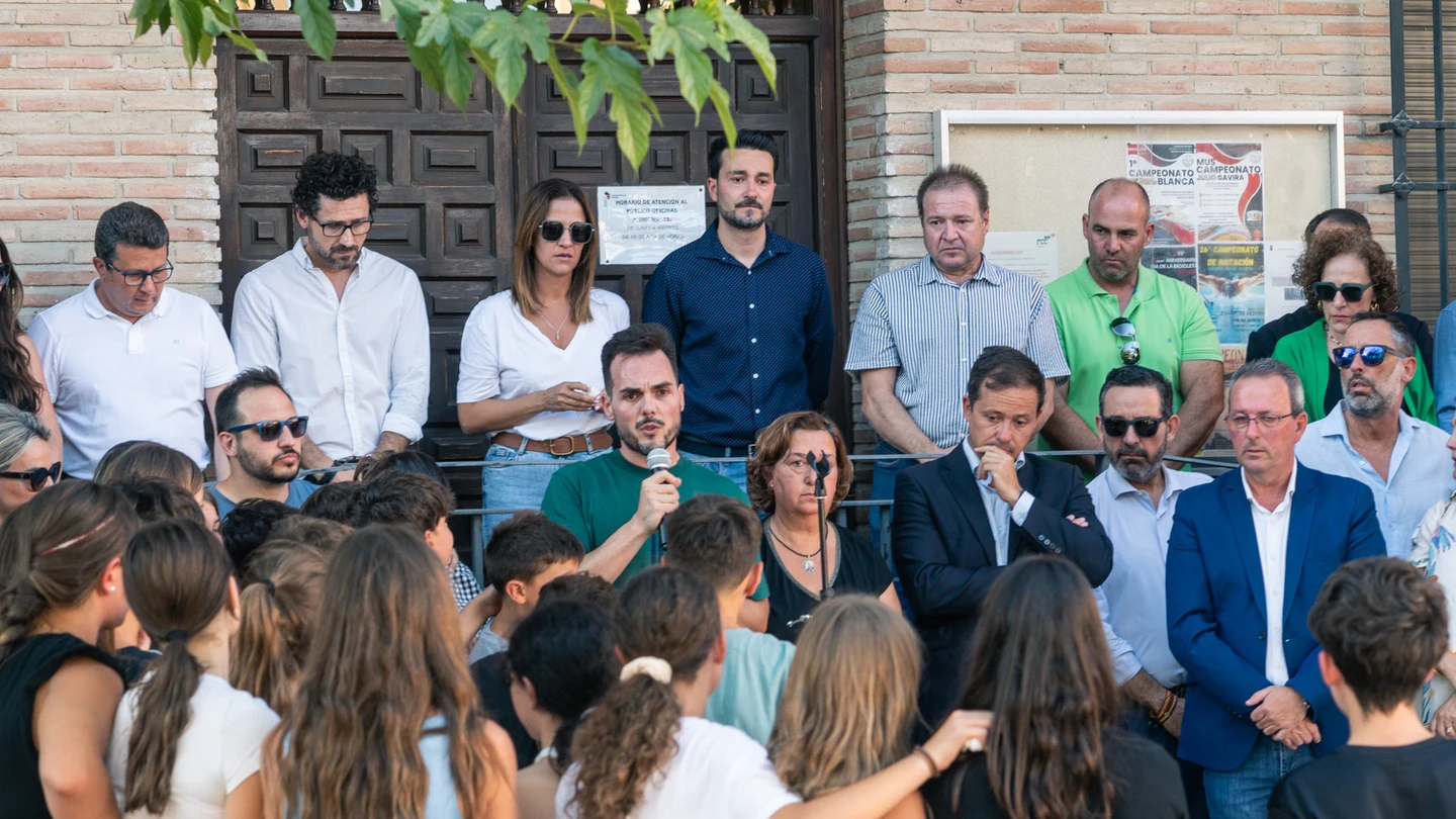 Familiares y amigos del pequeño asesinado se han concentrado durante la tarde para un minuto de silencio. Familiares y amigos del pequeño asesinado se han concentrado durante la tarde para un minuto de silencio.