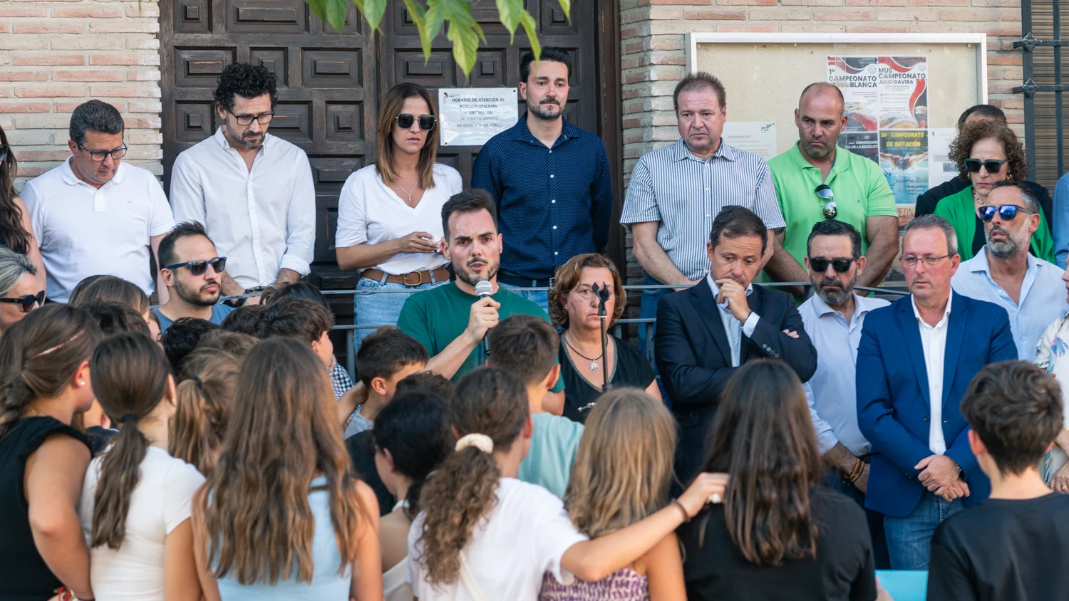 Familiares y amigos del pequeño asesinado se han concentrado durante la tarde para un minuto de silencio.