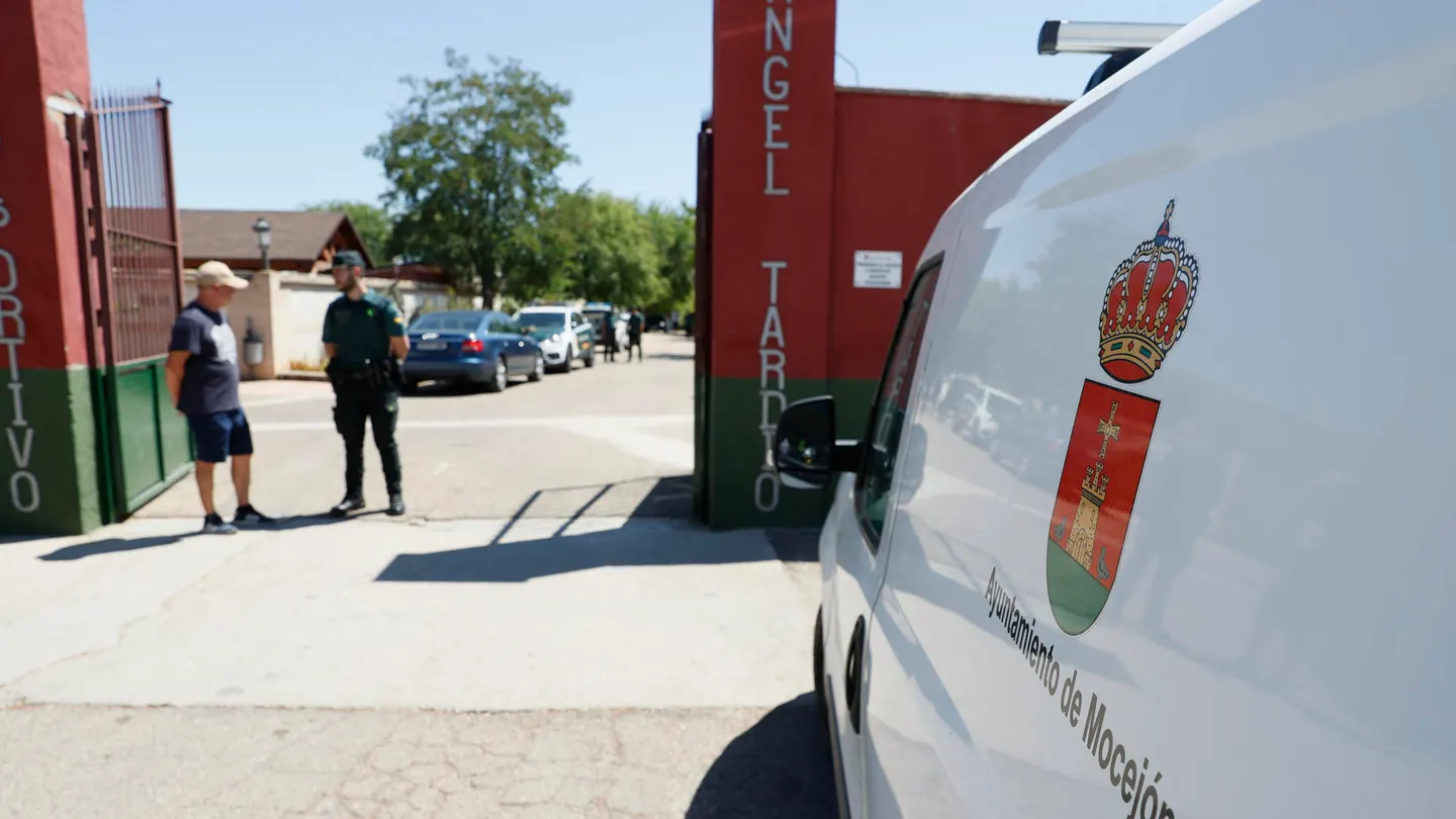 La Guardia Civil en la entrada al campo de fútbol de Mocejón (Toledo) La Guardia Civil en la entrada al campo de fútbol de Mocejón (Toledo)