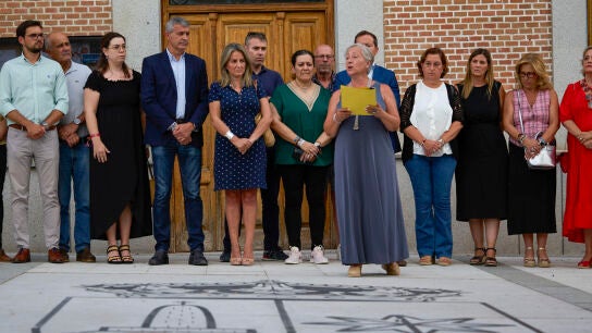 Minuto de silencio por el asesinato de Otero, diferentes pol&iacute;ticos, como el alcalde de Toledo, la presidenta de la diputaci&oacute;n o la delegada del Gobierno Milagros Tol&oacute;n acompa&ntilde;aron en el minuto de silencio.