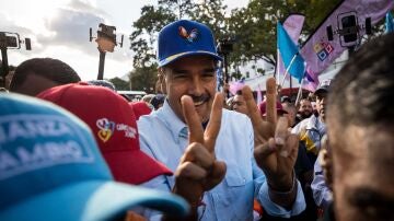 El presidente de Venezuela, Nicolás Maduro, saluda a sus simpatizantes durante una manifestación de apoyo en Caracas