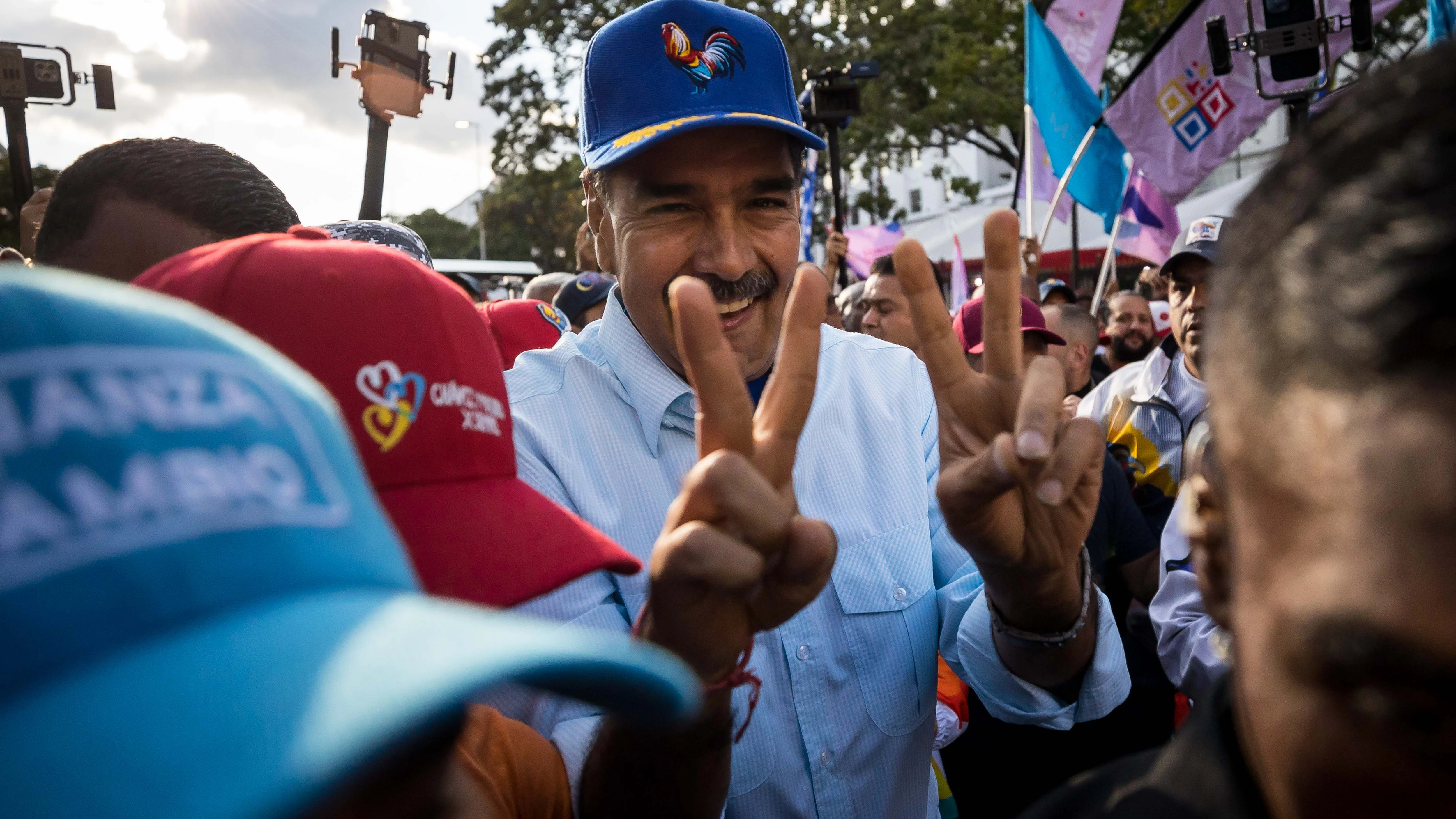 El presidente de Venezuela, Nicolás Maduro, saluda a sus simpatizantes durante una manifestación de apoyo en Caracas