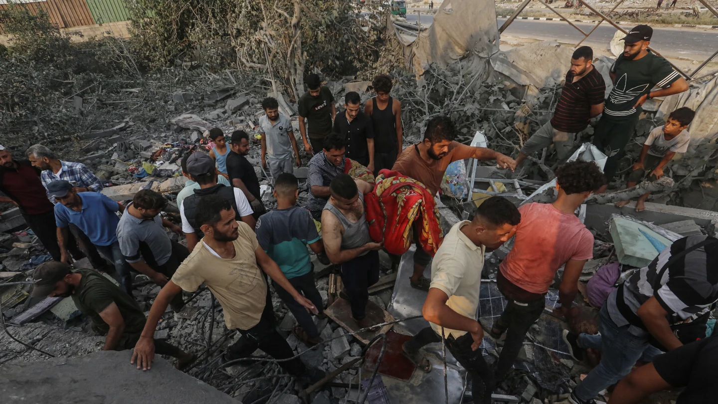 Los palestinos inspeccionan el lugar de un ataque aéreo israelí en una vivienda que alberga a personas desplazadas en Al Zawaida. Los palestinos inspeccionan el lugar de un ataque aéreo israelí en una vivienda que alberga a personas desplazadas en Al Zawaida.
