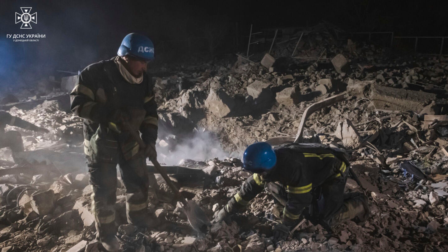 El equipo de Emergencias ucraniano revisa las ruinas de un edificio destruido durante el último ataque sobre Pokrovsk.