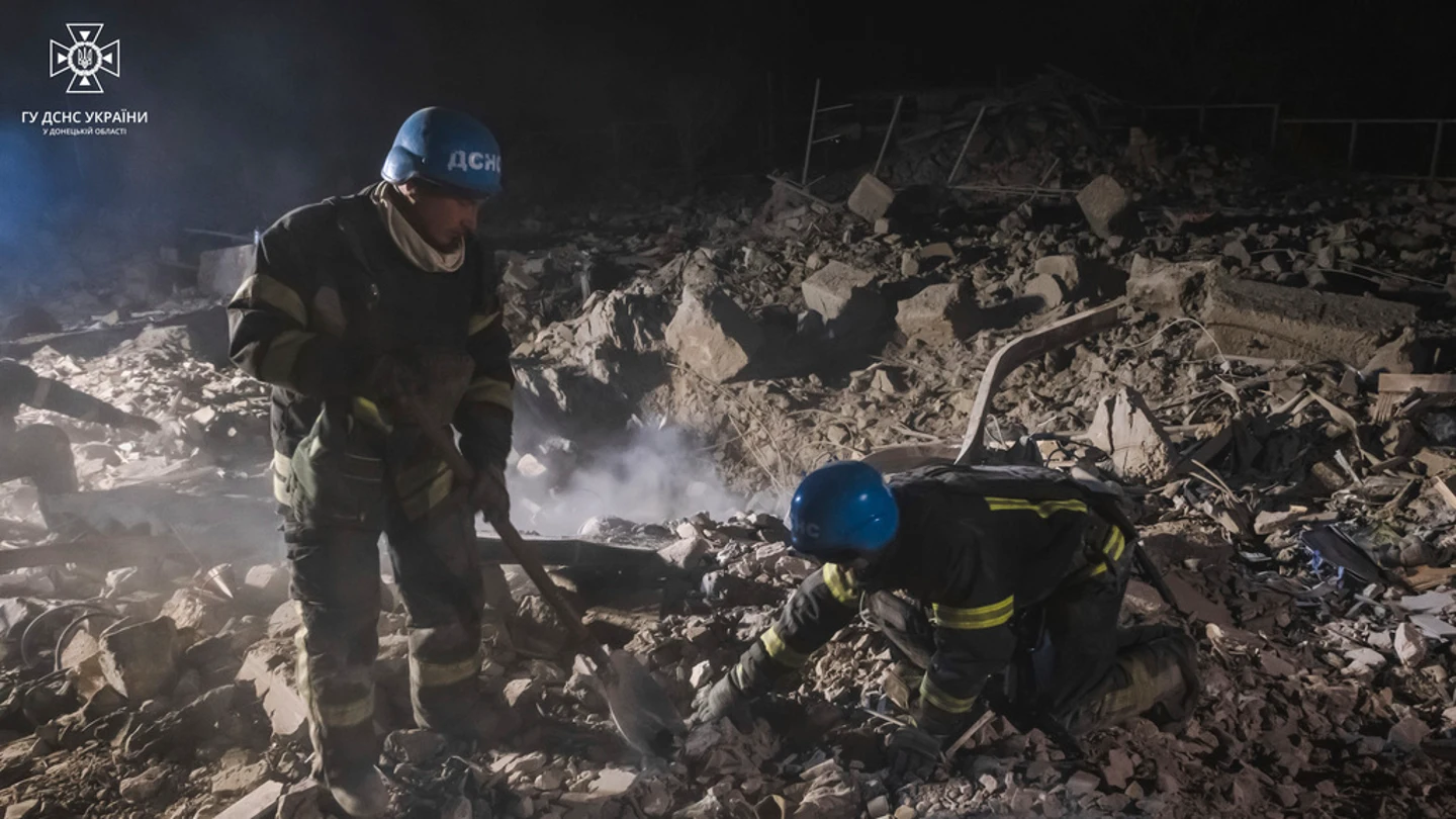 El equipo de Emergencias ucraniano revisa las ruinas de un edificio destruido durante el último ataque sobre Pokrovsk. El equipo de Emergencias ucraniano revisa las ruinas de un edificio destruido durante el último ataque sobre Pokrovsk.