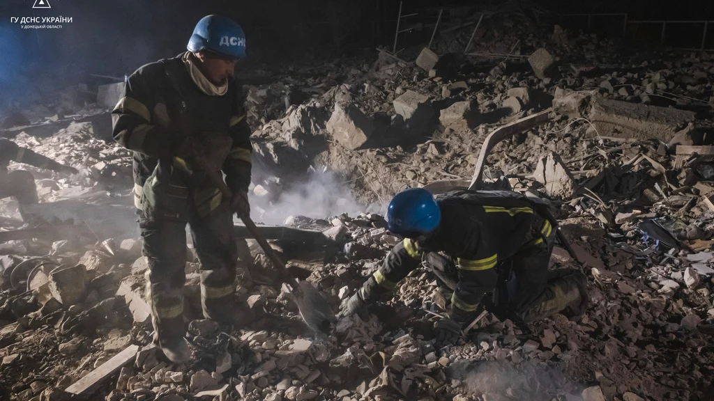 El equipo de Emergencias ucraniano revisa las ruinas de un edificio destruido durante el último ataque sobre Pokrovsk.