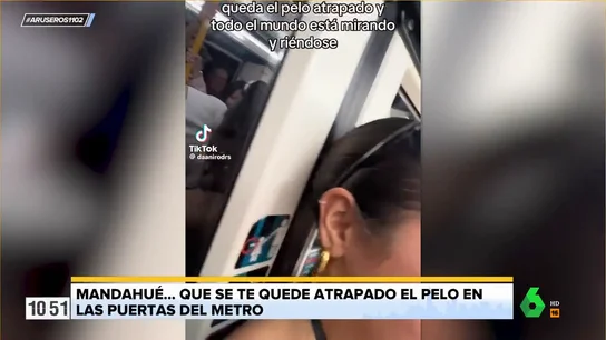Se le queda atrapado el pelo en la puerta del metro y tiene que esperar a la siguiente parada para sacarlo Se le queda atrapado el pelo en la puerta del metro y tiene que esperar a la siguiente parada para sacarlo
