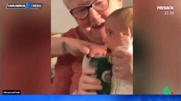 El divertido viral del bebé que quiere la cerveza de la abuela: "Podría ser El Sevilla de pequeño"