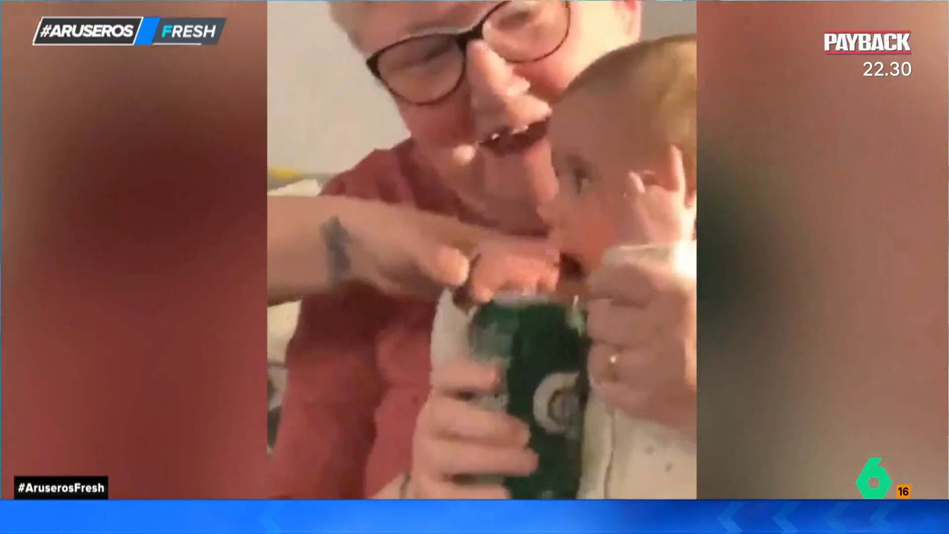 El divertido viral del bebé que quiere la cerveza de la abuela: "Podría ser El Sevilla de pequeño"