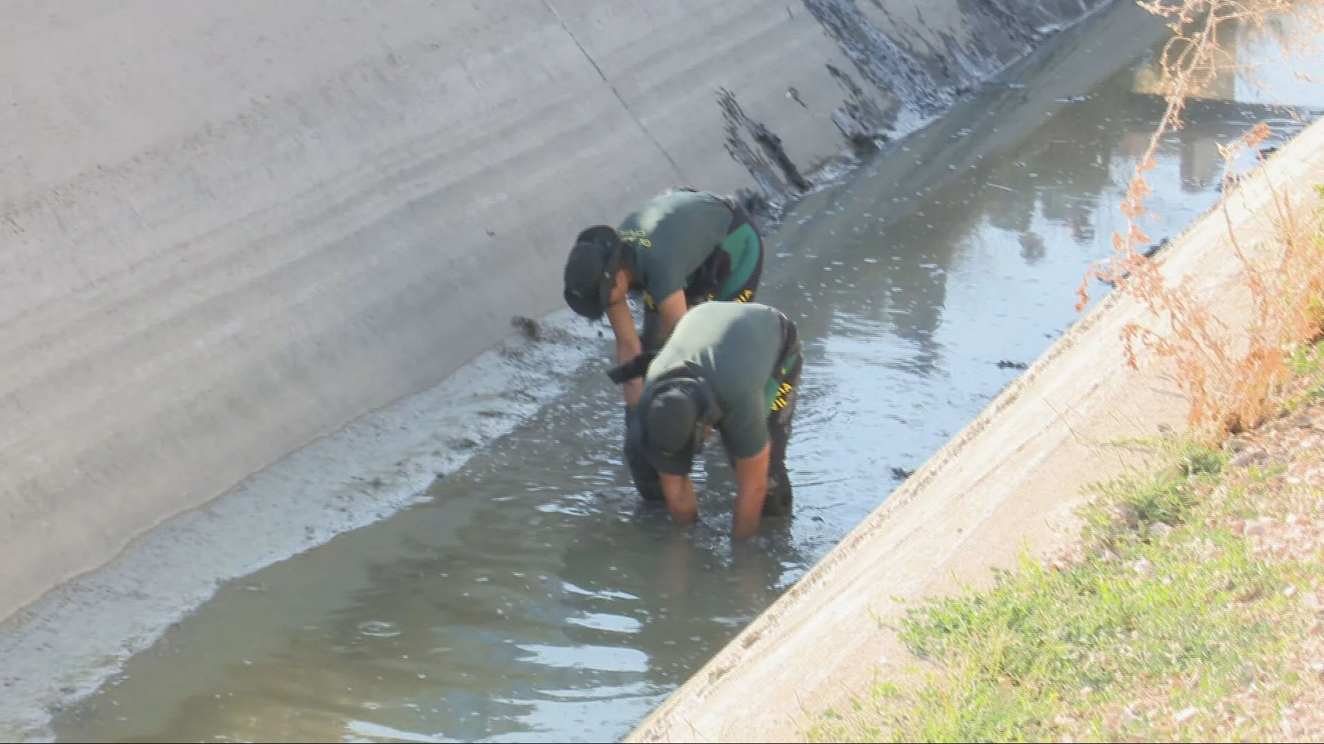 Agentes de la Guardia Civil buscando el arma del crimen de Mocejón