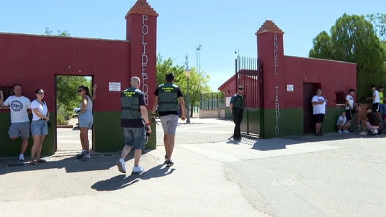 Efectivos de la Guardia Civil en el Campo de Fútbol de Mocejón tras el asesinato de un niño de 11 años Efectivos de la Guardia Civil en el Campo de Fútbol de Mocejón tras el asesinato de un niño de 11 años