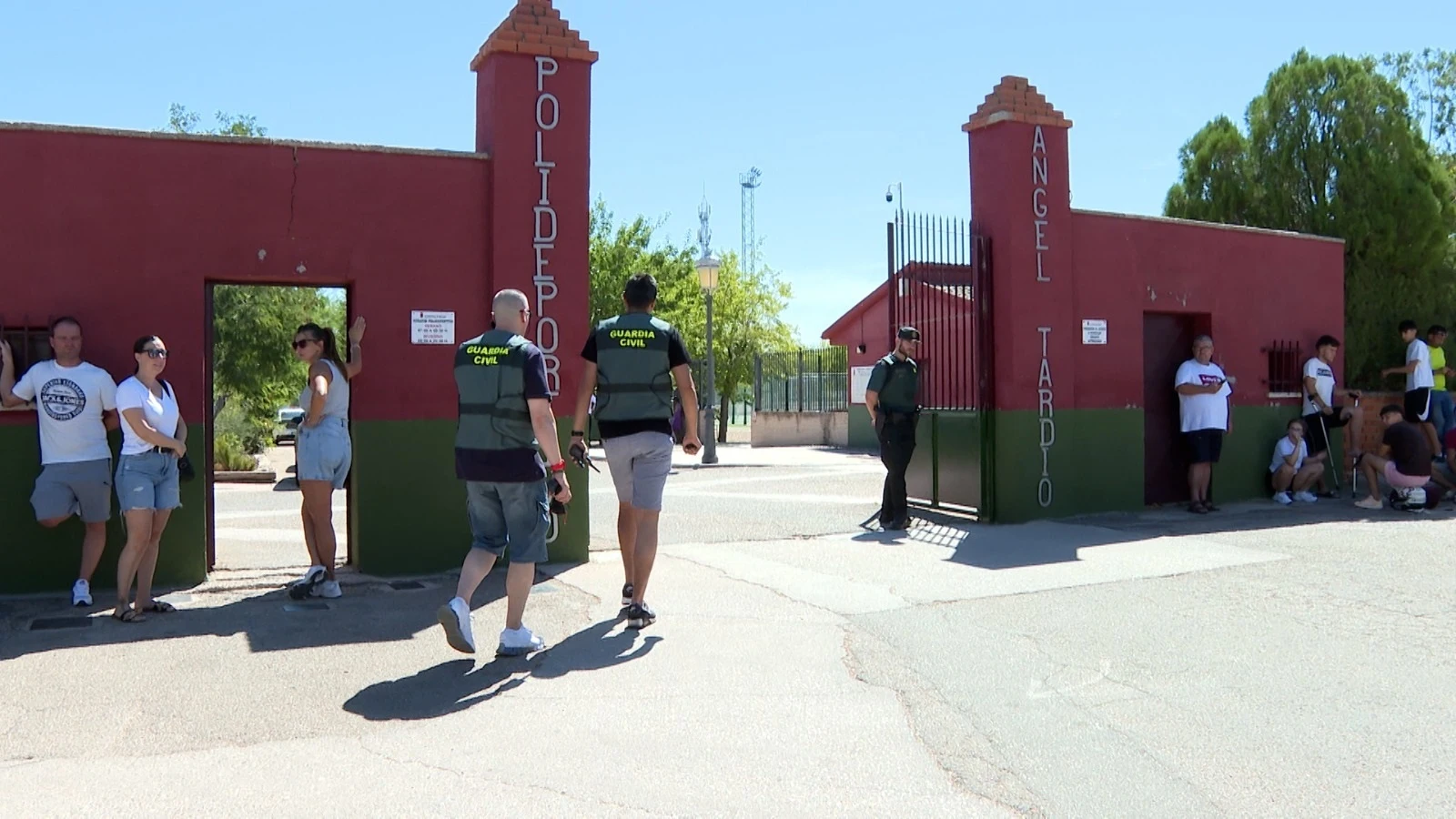 Efectivos de la Guardia Civil en el Campo de Fútbol de Mocejón tras el asesinato de un niño de 11 años