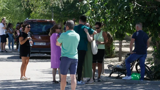 Unos vecinos hablan en la entrada al campo de fútbol de Mocejón (Toledo) donde un niño de 11 años ha muerto este domingo Unos vecinos hablan en la entrada al campo de fútbol de Mocejón (Toledo) donde un niño de 11 años ha muerto este domingo