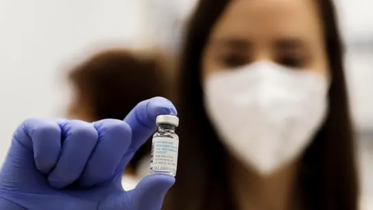 Imagen de archivo de una enfermera con un vial de la vacuna contra la viruela del mono, en el centro de Vacunación Regional, en Madrid. Imagen de archivo de una enfermera con un vial de la vacuna contra la viruela del mono, en el centro de Vacunación Regional, en Madrid.