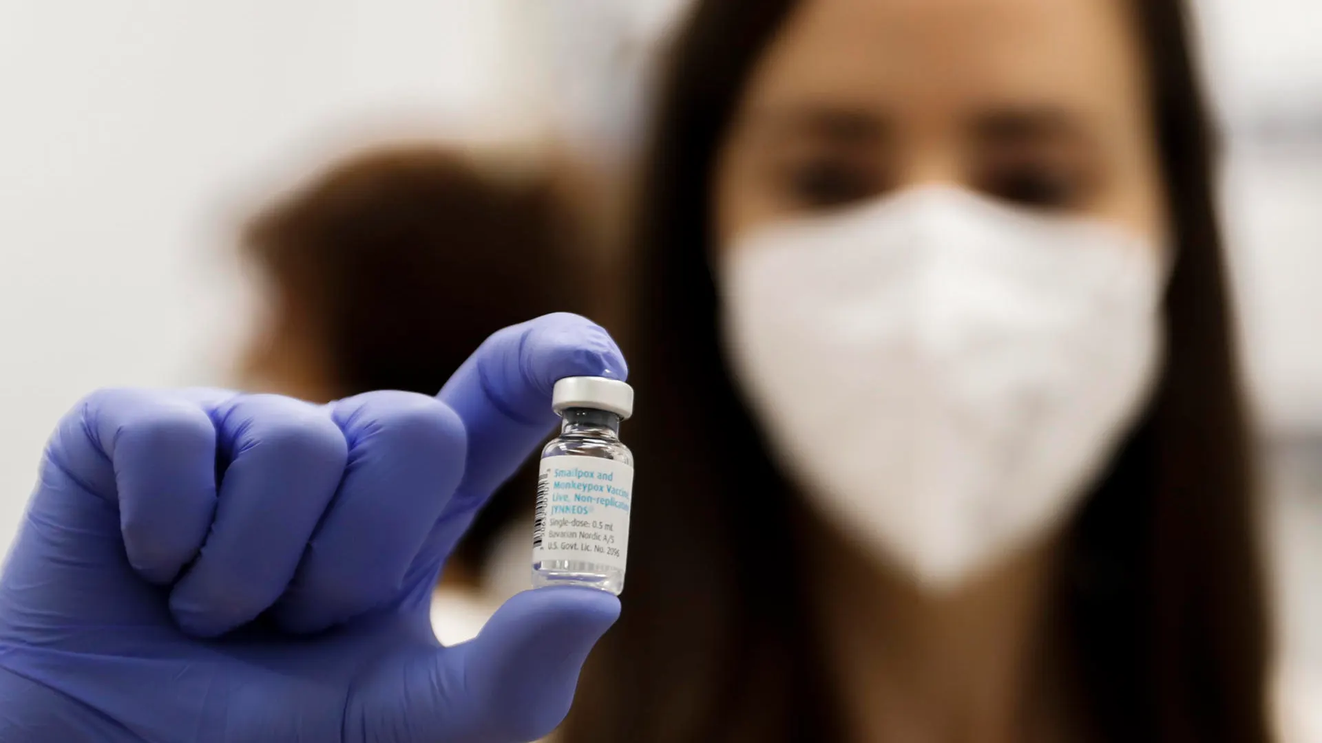 Imagen de archivo de una enfermera con un vial de la vacuna contra la viruela del mono, en el centro de Vacunación Regional, en Madrid. 