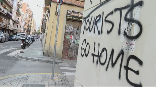 Fachada con la pintada 'Tourist go home' en Barcelona Fachada con la pintada 'Tourist go home' en Barcelona