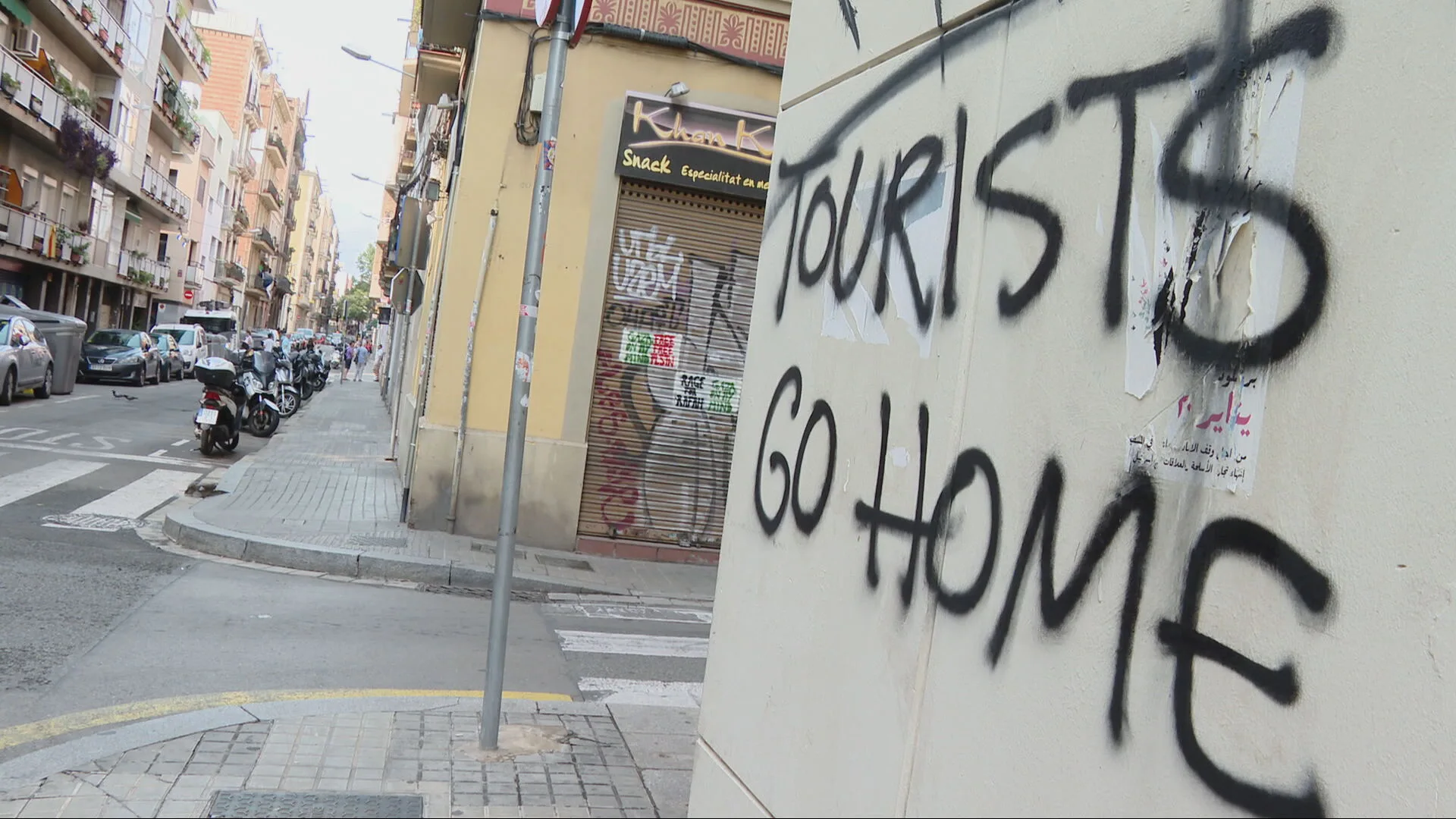 Fachada con la pintada 'Tourist go home' en Barcelona