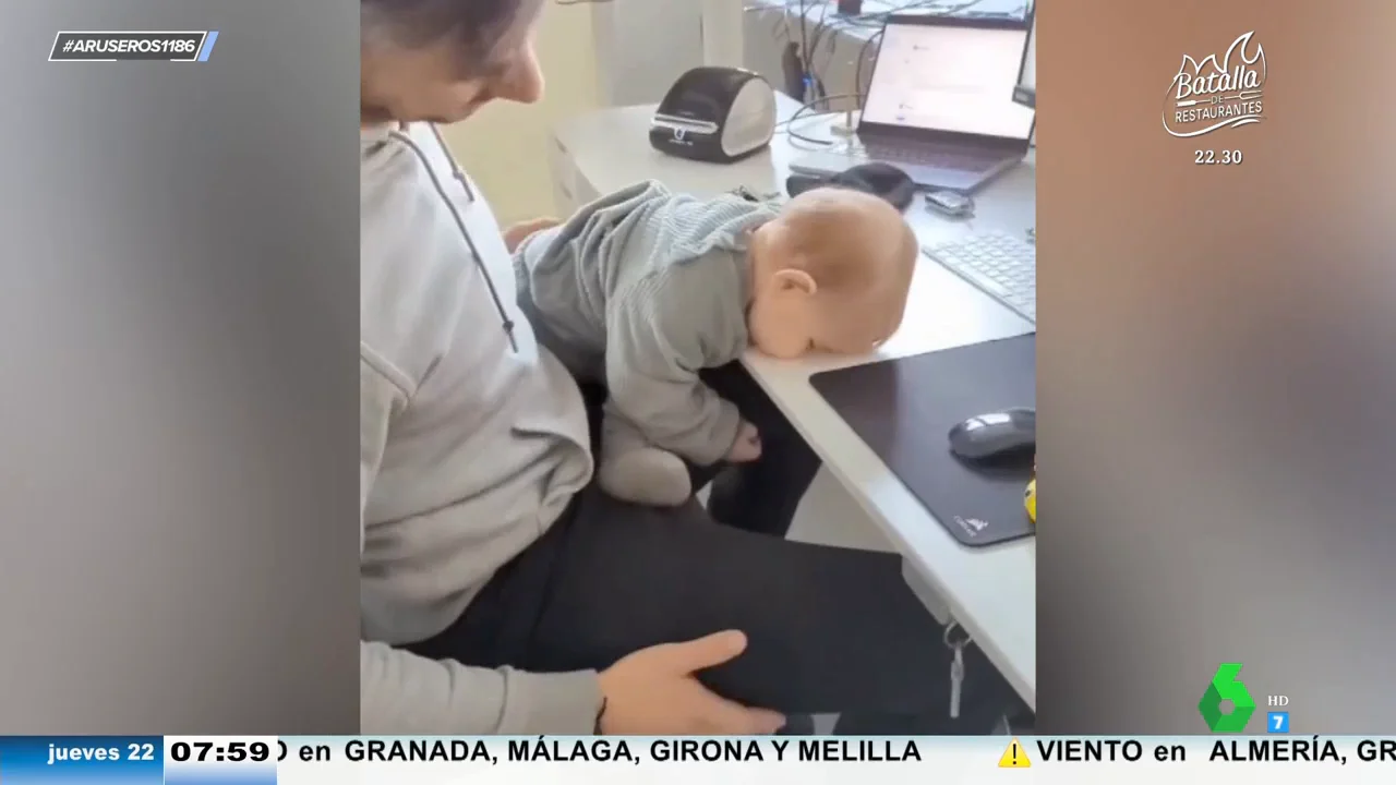 La graciosa postura en la que un bebé duerme sobre la mesa de trabajo de su papá: "Incomodísimo"