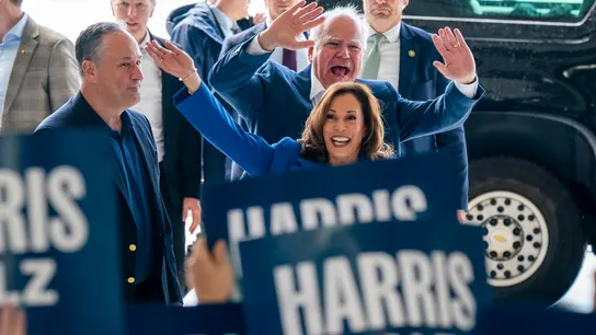 La vicepresidenta de EEUU y candidata demócrata, Kamala Harris, saluda a sus partidarios antes de una gira en autobús de campaña en Pensilvania. La vicepresidenta de EEUU y candidata demócrata, Kamala Harris, saluda a sus partidarios antes de una gira en autobús de campaña en Pensilvania.