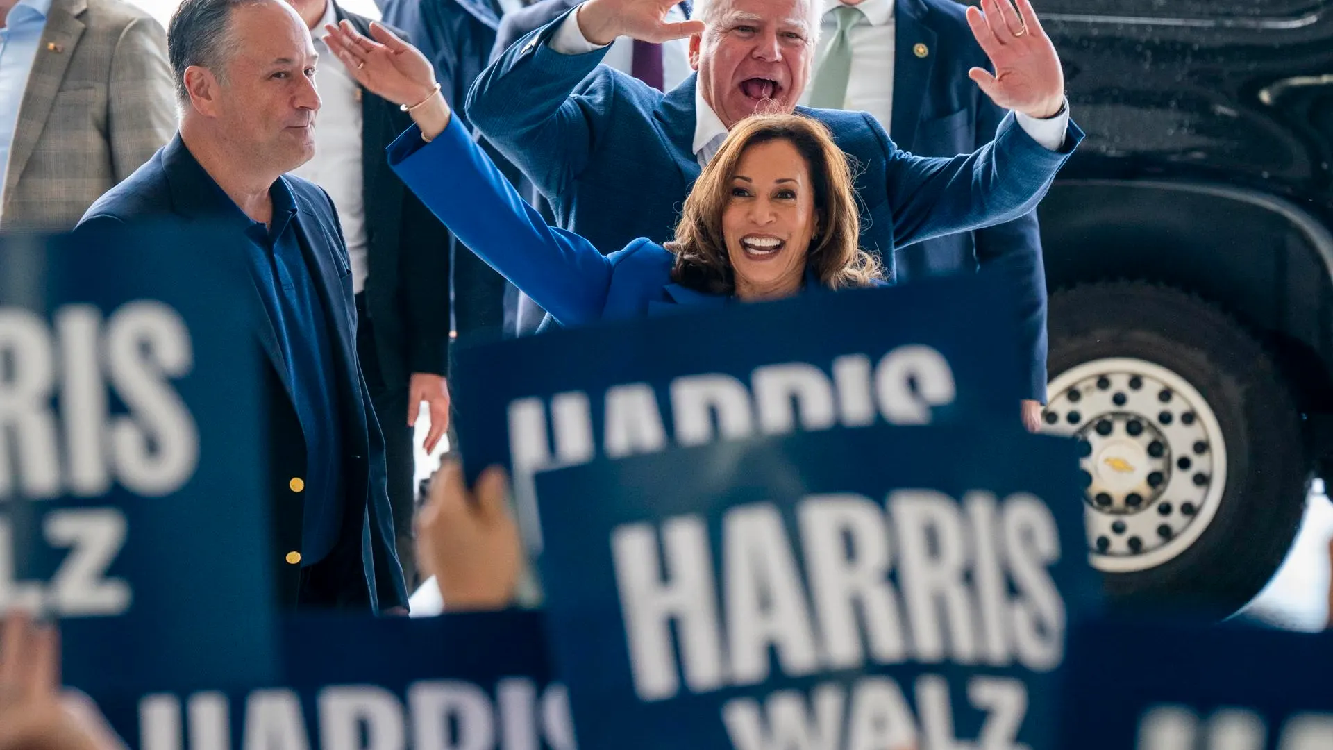 La vicepresidenta de EEUU y candidata demócrata, Kamala Harris, saluda a sus partidarios antes de una gira en autobús de campaña en Pensilvania. 