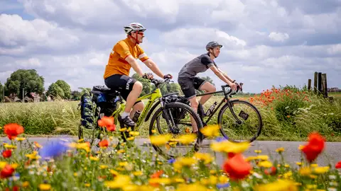 Ciclistas entre Tournai y Mons Ciclistas entre Tournai y Mons