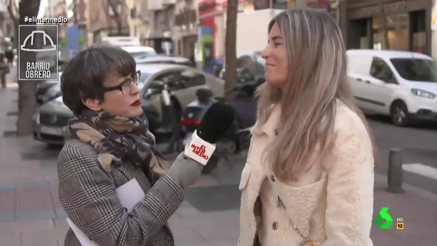 Una joven de barrio rico defiende que podría "apañarse" con 950 euros: "La compra y el transporte público son baratos. No veo el gran problema"