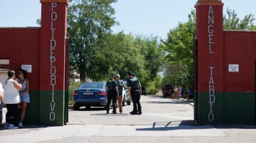 La Guardia Civil, en la entrada al campo de fútbol de Mocejón (Toledo)