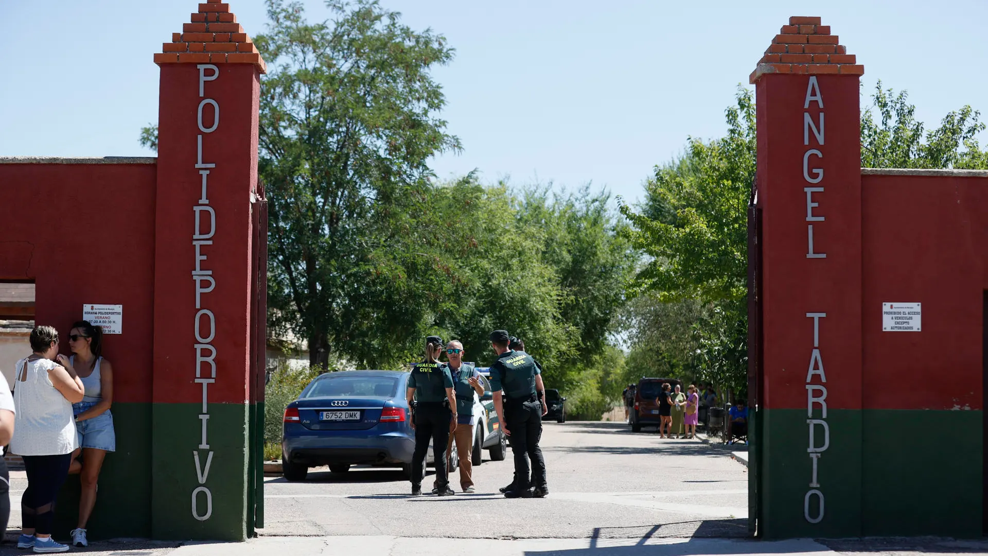 La Guardia Civil, en la entrada al campo de fútbol de Mocejón (Toledo)