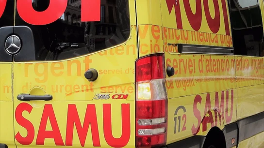 Fallece en un hotel de Ibiza una joven británica de 19 años que ha caído desde un sexto piso. Parte trasera de una ambulancia del SAMU 061 de Ibiza.