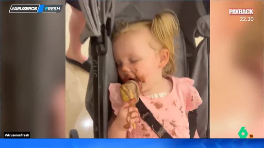 La reacción de una niña cuando le quitan el helado mientras duerme: "Parece una persona mayor cuando le cambias de canal" La reacción de una niña cuando le quitan el helado mientras duerme: "Parece una persona mayor cuando le cambias de canal"